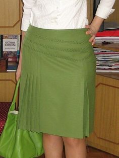 Выкройка юбки со складками из "Бурда моден". Размер 40. Green Skirt Outfit Ideas, Green Skirt Outfit, Skirt Pattern Free, Skirt Outfit Ideas, Pleats Skirt, Pleat Skirt, Diy Skirt