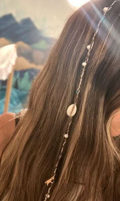 vacation hairstyle: accent braid Hairstyles For Goa Trip, Costal Granddaughter Hairstyles, Shells In Hair, Hawaii Hair, Hair Charms, Vacation Hairstyles, Hippie Hair, Hair Wraps, Penteado Cabelo Curto