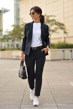 Sporty Work Outfits For Women, Sporty Office Outfit, Sporty Casual Style, Smart Casual Women, Sneakers Fashion Outfits, Sporty Casual, Womens Business Casual, Casual Work Outfit