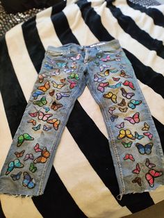 Beautiful 90s inspired butterfly and paint jeans. Size 36x32 Custom Pants Jeans, Painted Jeans Ideas, Creative Cushions, Patch Work Jeans, Paint Jeans, Butterfly Jeans, Jean Jacket Diy, Jacket Diy, Custom Pants