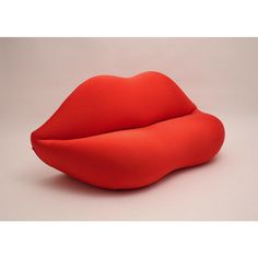 a red couch that is shaped like a lips