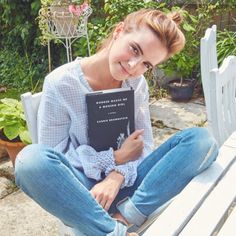 A second personal pic of Emma Watson for Our shared shelf. Emma Watson Book Club, Carrie Brownstein, Feminist Books, Images Harry Potter, Emma Thompson, Cameron Diaz, Elle Magazine