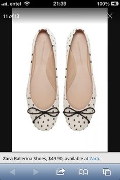 Want them!! Chic Ballet Flats, Polka Dot Flats, Polka Dot Shoes, Shoe Wardrobe, Ballerina Shoes Flats, All About Shoes, Ballerina Shoes, Pretty Shoes, Ballet Flat Shoes