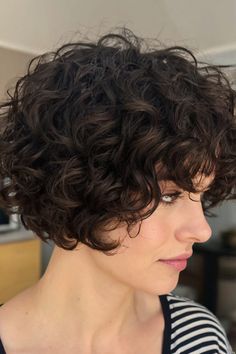 Wavy Bowl Cut Short Haircuts For Wavy Hair, Wavy Pixie Cut, Wavy Pixie, Stacked Bob Haircut, Stylish Haircuts