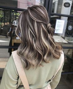 Brown Hair With Lowlights, Underlights Hair, Hair With Lowlights, Ash Hair Color, Brown Hair Inspo, Brunette Hair With Highlights, Chocolate Brown Hair, Dark Hair With Highlights