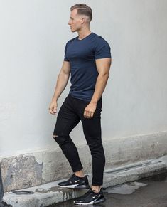 JACK & JONES dark blue t-shirt. Made of organic cotton. An easy basic t-shirt that is suitable for many different use situations. Urban Stretch Cotton T-shirt, Blue T Shirt, Basic T Shirt, Blue T, Blue Tshirt, Jack Jones, New Product, Mens T, Dark Blue