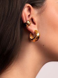 Discover the unique beauty of the Giorgia Gold Conch Cuff Earring. Handmade and ecological, this hammered finish ear cuff effortlessly elevates your jewelry collection. With two stunning finishes and an adaptable design, these climbing earrings are perfect for daily wear or a special occasion. Make a statement with the Giorgia Gold Conch Cuff Earring. Hammered Gold Wrap Earrings, Silver Earring Cuff, Climbing Earrings, Ear Climbers, Gold Cuffs, Cuff Earrings, Chain Earrings, Conch, Earring Necklace