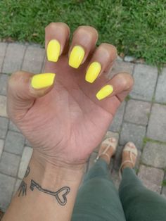 nails classic yellow Spring Yellow Nails, Tropical Vacation Nails, Nails Classic, White Tip Nails, Yellow Nail Art, Spring Yellow, Polygel Nails, Classic Nails, Vacation Nails