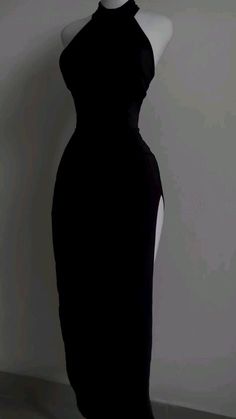 Hot Prom Dress, Mode Rose, Dress With Split, Prom Dress Inspiration, Pretty Prom Dresses, Black Halter, Black Prom Dresses, Midi Skirts