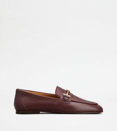 Loafers in natural grain ovine leather, with leather outsole. A timeless elegance style, combined with the metal T Ring accessory. Burgundy Loafers, Red Loafers, Leather Moccasins, Gift Boutique, Boots Heels, Accessories Rings, Online Boutiques, Leather Loafers, Loafers For Women