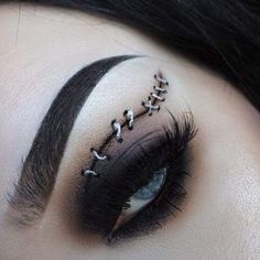 Halloween Inspired Makeup Looks, Ghost Eye Makeup, Casual Halloween Makeup, Spooky Eye Makeup, Halloween Eyeliner Looks, Spooky Makeup Looks, Halloween Make Up Looks, Halloween Eyeliner