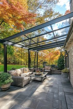 Patio with wicker furniture under a glass pergola, surrounded by autumn trees. Patio Cover Ideas, Green Roof System, Open Deck, Hot Tub Backyard, Back Garden Design, Cozy Backyard, Patio Covers, Patio Cover, Aluminum Pergola