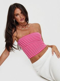 Tube top Strapless style, inner silicone strip at bust, knit material, striped print Good stretch, fully lined  96% polyester 4% elastane Cold gentle machine wash I Just Have To Have It Boutique, Simple Tops For Women, Cute Tops For School, Cute Color Combos, Florida Clothes, Sparkly Tube Top, Tube Too, Pink Sets, European Clothes