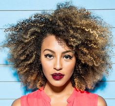 7 penteados pra cabelos cacheados » STEAL THE LOOK Luscious Hair, Colored Curly Hair, Hair Crush, Afro Hairstyles, Big Hair, Messy Hairstyles, Black Pearl