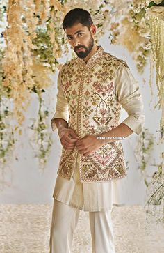 Tarun Tahiliani - India 🇮🇳 Mehendi Outfits For Groom, Haldi Groom, Wedding Kurta For Men, Chasing Paper, Wedding Kurta, Mehendi Outfits, Kurta For Men