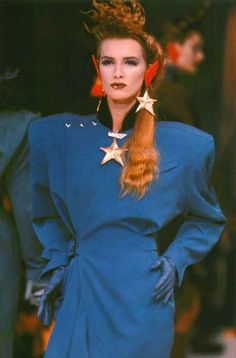 80s : épaules vraiment surdimensionnées !!! Thierry Mugler Fashion 80s Women, Military Style Dress, Look 80s, Fashion 1980s, 80s Women, Ziggy Stardust