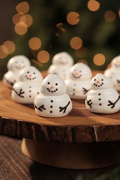 Meringue Snowman Cookies, Snowman Meringue, Marshmallow Drink, Christmas Buffet Table, Snowman Recipes, Meringue Cookie Recipe, Mini Meringues, Rosanna Pansino, Snowman Party