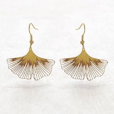 Planet Jewelry, Butterfly Necklaces, Bijoux Art Deco, Peacock Feather Earrings, Bee Studs, Ginkgo Biloba, Create Shirts, Diy Schmuck, Peacock Feather