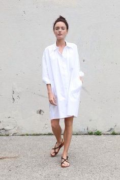 Neutral Basic 3: Blouse // How to style a white button down, classic white shirt, chic looks, cute outfit ideas for work Basic Outfit Ideas, Minimal Stil, Minimalist Moda, Mode Casual, Simple Chic, White Shirt Dress, 가을 패션, White Shirts