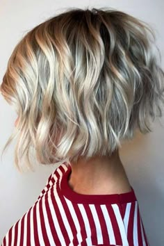 Popular Short Hairstyles, Wavy Bob Hairstyles, Choppy Bob Hairstyles, Messy Short Hair, Layered Bob Hairstyles, Bob Hairstyles For Fine Hair, Wavy Bobs, Short Wavy Hair, Layered Bob