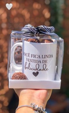 a person holding up a coffee mug that says voce fica lindaa veritada de pelicio dae