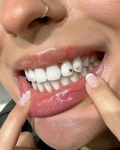 Tyla Artist Tooth Gem, Star Tooth Gems Ideas, Tooth Gems Star, Basic Tooth Gem Ideas, Gold Tooth Gem, Tooth Gems Black Women, Gems On Teeth, Simple Tooth Gems, Star Tooth Gem