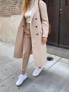 Emily Donato, Beige Coat Outfit Classy, Cream Coat Outfit Winter, Beige Coat Outfit, Recreating Outfits, Long Coat Outfit, Cold Fashion, Outfits Con Jeans, Pullovers Outfit