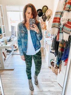 Camo Jeans Outfit, White Top Jeans, Loungewear Style, Loungewear Fashion, Camouflage Leggings, Style Leggings