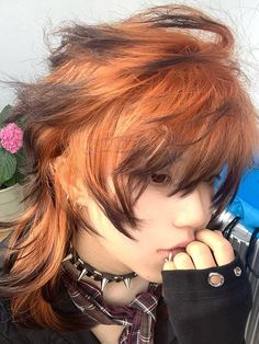 Punk Hair Inspiration, Ombre Style Hair, Ombre Hair Layers, Black Hair Black Outfit, Cute Quirky Hairstyles, Black Roots Red Ends Short Hair, Ginger With Black Tips, Blonde Hair With Orange Tips, Outfits For Orange Hair