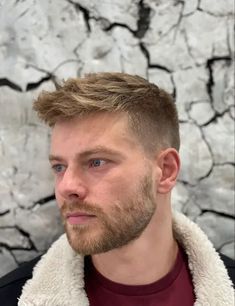 A complete guide to stylish haircuts for thick-haired men 15 ideas - Fall Update 2024 Brads Hair, Men With Thick Hair, Haircut Guide, Pompadour Fade, Mens Hairstyles Fade, Medium Haircuts, Beard Fade, Styling Mousse, Grey Beards