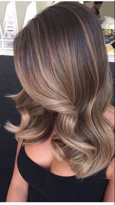 Town Hair With Highlights, Fall Hair Color For Brunettes Ombre, Classic Haircuts Women Classy, Fall Bayalage, Fall Bayalage Brunette, Bayalage Brunette, Brown Ombre Hair, Balayage Brunette