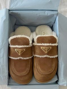 masonoglesby Prada Slippers, Fluffy Shoes, Fab Shoes, Shearling Slippers, Shoe Wishlist, Suede Fashion, Student Fashion, Fashion Icon, Winter Shoes