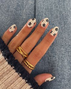 Simple Luminary Nails, Shorter Nails Designs, Simple Nails With Accent Nail, Black And White Flowers Nails, September Nail Ideas Simple, Almond Nails Easy Designs, Black And White Spring Nails, 2024 Trendy Nails, Nails Black Accent