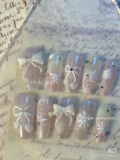 Winter Douyin Nails, Winter Coquette Nails, Coquette Winter Nails, How To Do Snowflakes On Nails, Christmas Nails Douyin, Christmas Sets Nails, Christmas Coquette Nails, Nail Designs Snowflakes, Pastel Winter Nails