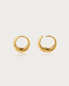 Materiales: Latón chapado en oro de 18k 
 Medidas: 17 mm/0,67" de diámetro, 17 mm/0,67" de ancho. Minimalist Gold-plated Earrings With Polished Finish, Minimalist Gold Plated Earrings With Polished Finish, Everyday Gold Tarnish-resistant Cartilage Earrings, Minimalist Teardrop Gold Plated Hoop Earrings, Gold Tarnish-resistant Drop Cartilage Earrings, Classic Gold-tone Huggie Earrings, Minimalist Gold-plated Hoop Earrings, Tarnish Resistant Gold Plated Earrings For Everyday, Minimalist Plated Metal Hoop Earrings