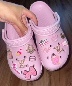 Crocs Fashion Street Styles, Pink Crocs Outfit, Croc Outfits, Orange Crocs, Crocs With Jibbitz, Crocs Aesthetic, Crocs With Charms, Crocs Outfit