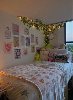 Poster Layout On Wall Bedroom, Small Indie Room Ideas, Decorated Wall In Bedroom, Indie Dorm Room Ideas, Room Posters Aesthetic Ideas, Posters Above Bed, Bedroom Posters Aesthetic, Indie Dorm Room, College Dorm Posters