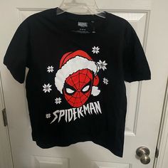 Boys Black Size M Spiderman Santa Hat Christmas Short Sleeve Shirt Marvel Nwot Gift Spiderman Gift Basket, Spiderman Black, Spiderman Outfit, Burr Basket, Spiderman Gifts, Spiderman Shirt, Marvel Kids, Marvel Shirt, Boys Top