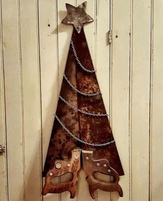 Two Hand Saws Turned Into Christmas Tree Farmhouse Christmas Tree, Metal Christmas Tree, Metal Christmas, Cadeau Diy, Diy Christmas Tree