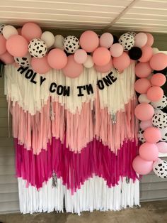 the balloon wall is decorated with pink, white and black balloons that say you can't i'm one