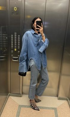 Long Lunch Outfit, Now Trending Outfits 2024, Autumn Outfit Essentials, Double Denim Outfit Women, Denim Over Denim Outfit, Jean Jacket Street Style, Denim On Denim Looks, Diy Vetement, Minimalistic Style