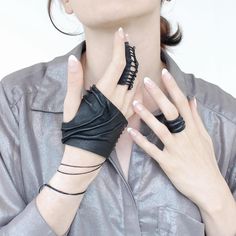 Mitaines courtes, mi-gants en cuir d'agneau recyclé. Cette peau noire et très souple est sculptée à la main selon un motif abstrait, la mitaine est confortable et très sophistiquée. Vous pouvez régler la taille à l'aide du laçage sur le côté. L'accessoire idéal pour compléter votre look urban goth, de sorcière des temps moderne ! > Couleur: Noire > Taille: Taille S / Taille M (Guide des tailles ci-dessous) Vous recherchez la bague assortie ? https://www.etsy.com/fr/listing/474447068/bague-armure Urban Goth, Corset Ring, Goth Dark Academia, Leather Fingerless Gloves, Black Mittens, Half Gloves, Corset Lacing, Armor Ring, Leather Armor