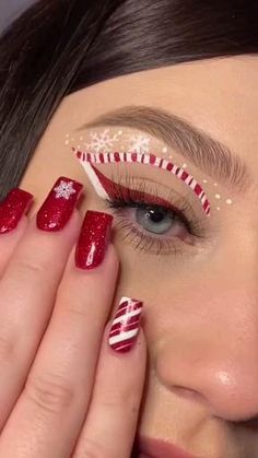 Christmas Make Up Looks Simple, Christmas Elf Makeup Simple, Easy Reindeer Makeup, Mrs Clause Makeup, Candy Cane Eye Makeup, Make Up Noel, Christmas Looks Makeup, Cute Easy Makeup Ideas, Christmas Graphic Liner