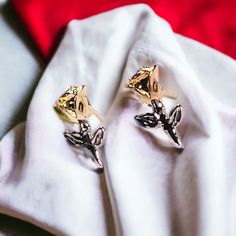 🌟 Deck the halls with these cuties 😍Introducing our adorable mini rose stud earrings 🌹✨ Made with 925 sterling silver posts, these dainty delights are the perfect holiday accessory to add a touch of elegance to any outfits. Whether it's for yourself or a gift, these cuties are a must-have this season! 🎁✨ 🌹Shop now and elevate your holiday style! 🛍️ Gift Ideas Minimalist, Saturn Earrings, Rose Stud Earrings, Beautiful Gold Necklaces, Jewelry Aesthetic, Gold Earrings For Women