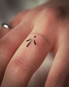 Small Finger Tattoos, Tato Henna, Hand And Finger Tattoos, Ring Finger Tattoos, Boho Tattoos, Tasteful Tattoos, Wrist Tattoos For Women, Small Hand Tattoos, Subtle Tattoos