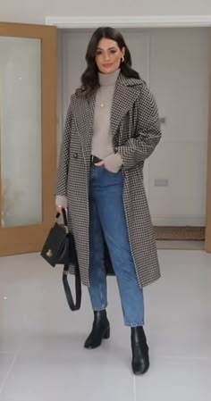 Day Trip Outfit Winter, Long Grey Cardigan Outfit Work, Long Plaid Coat Outfit Winter, Chic Long Cashmere Coat, Chic Gray Cardigan For Winter, Plaid Coats For Women, Block Heel Boots Outfit, Chic Plaid Long Coat, Black Coat Outfit