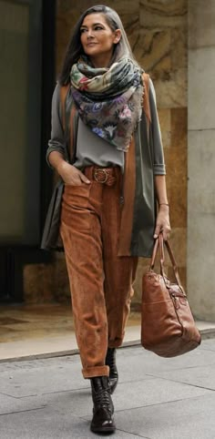 19 Aesthetic Fall Outfit Ideas for 2023 - thepinkgoose.com Aesthetic Fall Outfit, Look Boho Chic, Mode Hippie, Stylish Outfits For Women Over 50, Boho Style Outfits, Mode Boho, Ageless Style, Mode Casual, Boho Chic Outfits