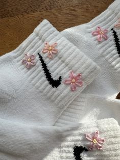 Hand Embroidered Pink Daisy Socks nike Authentic - Etsy Embroidery Nike Socks, Nike Sock Embroidery, Embroided Socks, Socks Embroidery, Sock Ideas, Embroidery Socks, Hand Embroidered Gifts, Nike Embroidery, Socks Nike