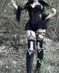 Gothic Outfits With Corsets, Yandere Outfit Ideas, Goth Corset Outfit Ideas, Alternative Style Halloween Cosplay Corset, Black Corset Outfit Goth, Corset Outfit Alt, Summer Gothic Corset, Trad Goth Outfits, Corset Outfits