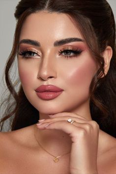 Pink Smokey Eye Wedding Makeup, Pink Lipstick Wedding Makeup, Bridesmaid Make Up Look, Different Bridal Looks, Copper Wedding Makeup Look, Light Makeup Brown Eyes, Soft Glam Makeup Indian Bride, Wedding Makeup Styles Brides, Makeup Ideas For Bride